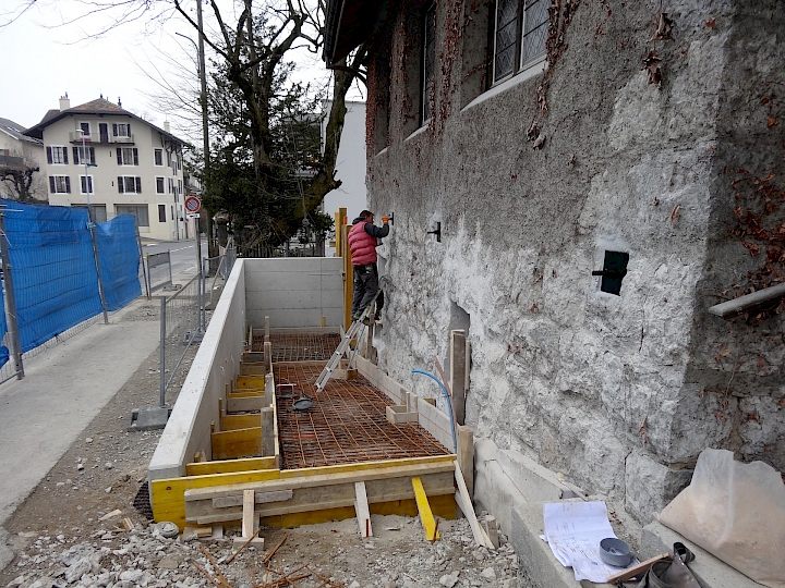 Ferraillage et coffrage de la rampe. Application d'antirouille sur les plaques d'ancrage des tirants.