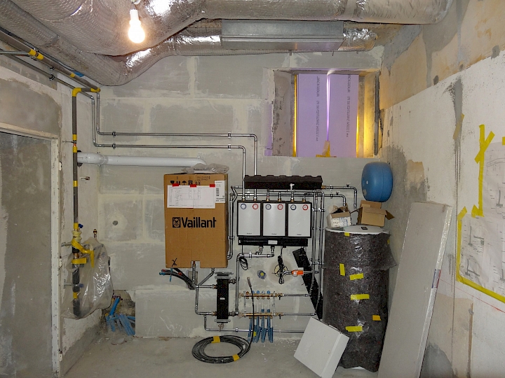 En plus du monobloc de pulsion d’air chaud existant, les installations techniques rénovées et nécessaires au fonctionnement de la Chapelle sont intégrées dans un meuble situé au fond du local cuisine.