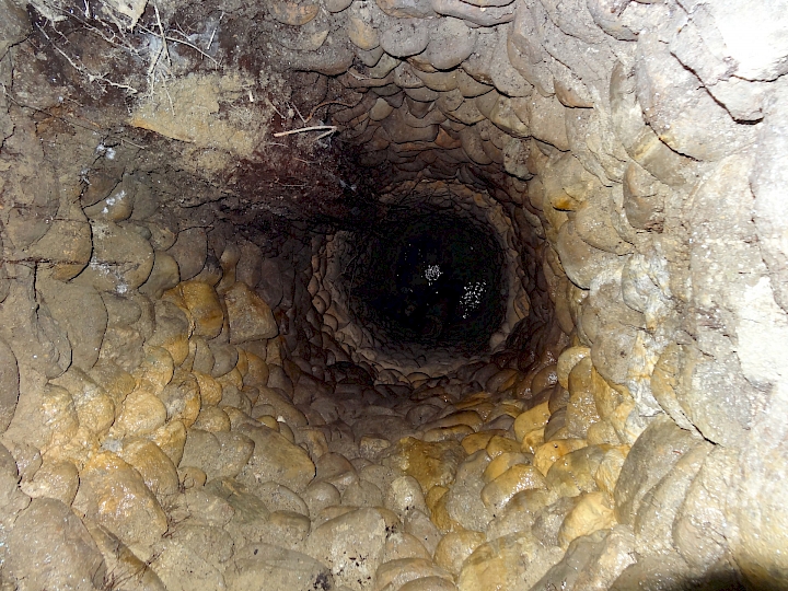 Puits d'une profondeur de 10m découvert en février 2012. Il est situé à cheval sur la position des futures fondations ouest de l'extension. Sa date de construction coïncide vraisemblablement avec celle de la maison du pasteur Frank Duperrut.