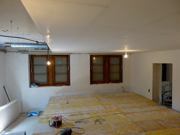 Montage des faux-plafonds suspendus au rez-inférieur.