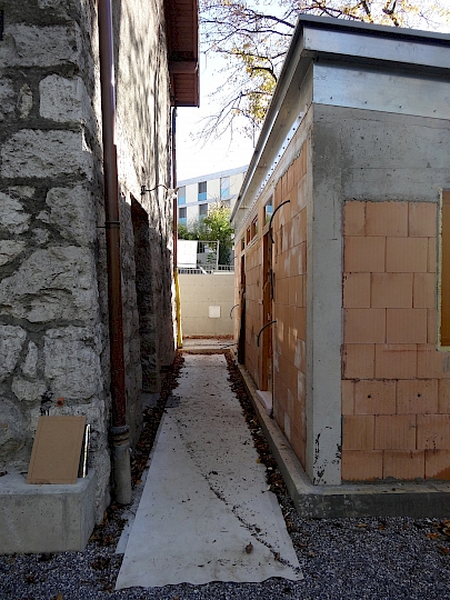 La chapelle, la rampe et l'extension sont statiquement dissociés. Tous les éléments bâtis doivent pouvoir suivre les mouvements de terrain de manière indépendante. Les interstices sont comblés de gravier.