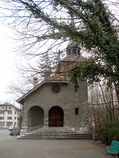 Façade est de la Chapelle, vue sur le parvis rajouté dans les années 1950.
