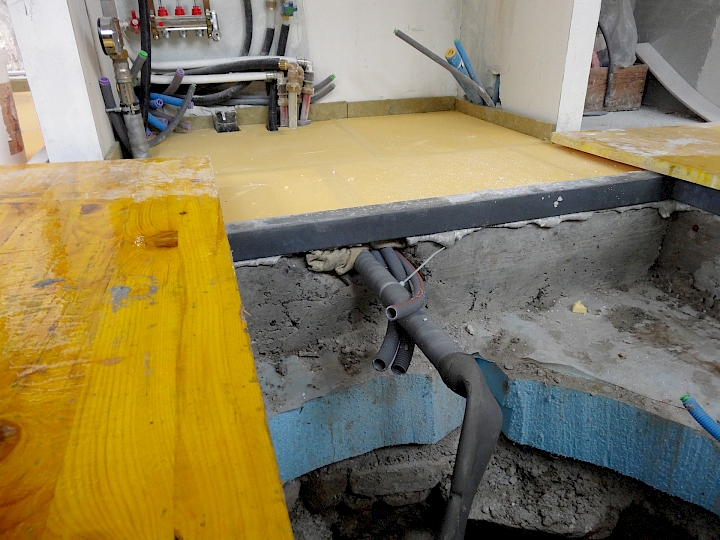 Réservations pour la mise en place d'une pompe au fond du puits.