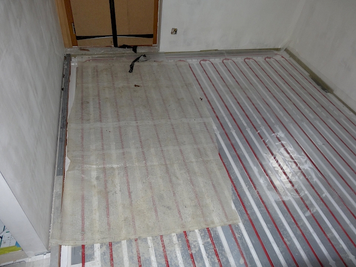 L'extension est chauffée à distance, depuis la chapelle. Le système de chauffage au sol permet de limiter les déperditions thermiques lors du passage des conduites à l'extérieur du fait de la faible température du liquide caloporteur.