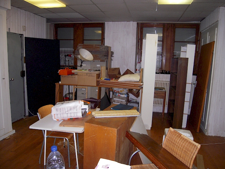 Grande salle au rez-inférieur. A ce niveau, les locaux seront réaménagés en logement de fonction.