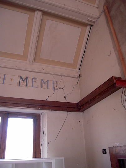 Fissure dans l'angle nord-est, côté clocher.
