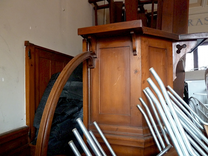 Chaire en sapin conservée.