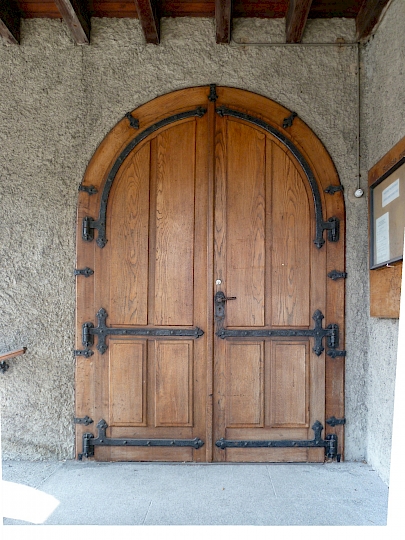 Porte d'entrée principale en chêne avec ferrements et épars en fer forgé.
