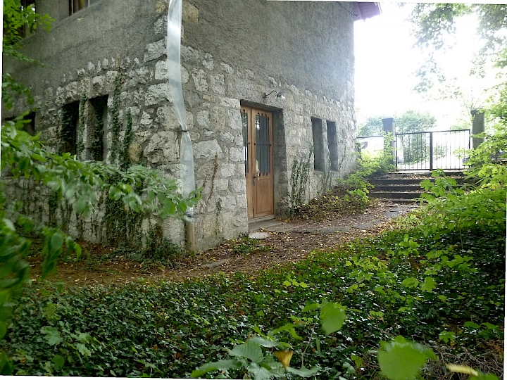 Vue sur l'accès au rez-inférieur de la Chapelle. Les deux colonnes du portail en granit en arrière-plan datent peut-être de la construction de la maison du pasteur Frank Duperrut.