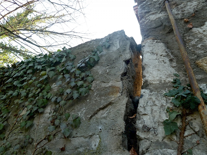 Le dispositif de murs et paillasse sur lequel sera remonté l'escalier fera office de contreforts au mur de soutènement