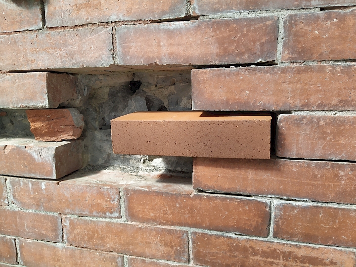 Essai d'intégration d'une tuile neuve sur les parements briques existants - mai 2021 © Féroé architectes