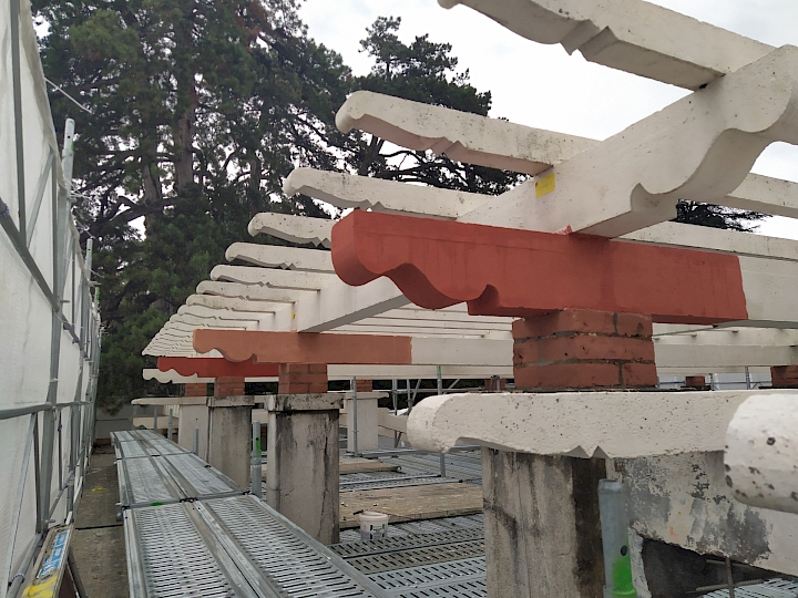 Essais de teintes sur la poutraison - juin 2021 © Féroé architectes