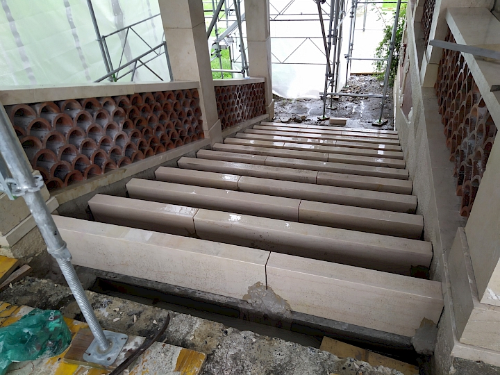 Mise en place des contramarches en pierre - juillet 2021 © Féroé architectes